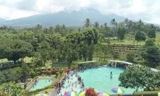 Indahnya Gunung Salak, jadi Alasan Wisatawan Berenang di Taman Angsa