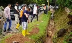 Tinjau Lokasi Banjir Lumpur di Pasiringkik, Bupati Sumedang Berikan Bantuan kepada Warga 
