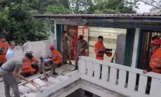 Membandel Setelah Dirazia dan Disegel, Satpol PP Bongkar Bangunan Tempat Jual Beli Miras