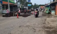 Bupati Cirebon Pastikan Jalan di Cirebon Timur Tetap Diperbaiki