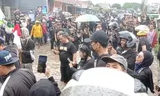Di Tengah Aksi Demo, Dade Sindir Penguasa Cirebon, Slogannya Mentereng Tapi Tetap Gupak