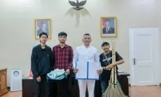 Setelah Terjaring Razia, Tiga Pengamen Mengabdi jadi Petugas Kebersihan