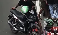 Viral Tukang Parkir Kena Tilang Elektronik Gegara Rapikan Motor Tanpa Helm, Netizen: Kasihan yang Punya Motor!