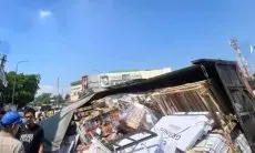 Truk Bermuatan Keramik Terguling di Simpang Pasir Koja Bandung
