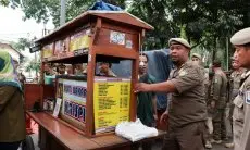 Sejumlah PKL di Kawasan GOR Saparua Ditertibkan Satpol PP