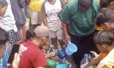 Heboh Warga Serbu 'Air Berkah' di Pekalongan, Ternyata Cuma Pipa PDAM Bocor