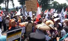 FOTO: Koalisi Gerakan Rakyat Selamatkan Bumi Gelar Aksi Peringatan Hari Bumi di Gedung Sate