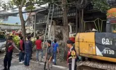 Satpol PP Kota Bandung Tertibkan Bangunan Burger Bangor di Surya Sumantri