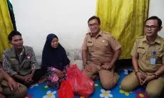 Pj Sekda Salurkan Bantuan Program Nyaah Ka Indung di Kelurahan Cikaret
