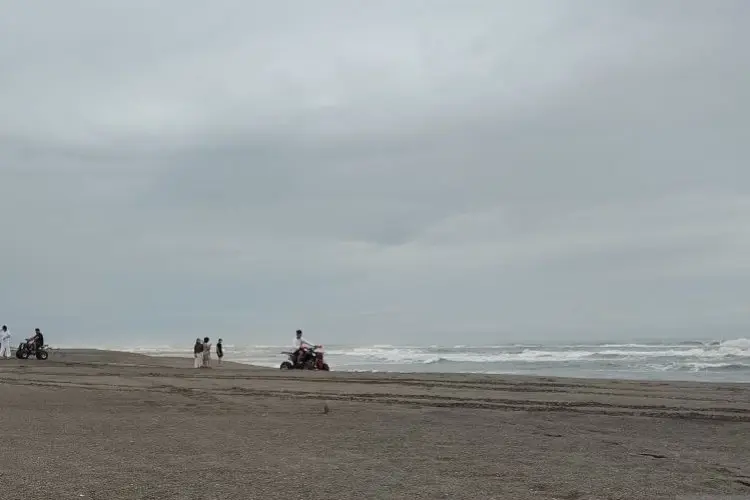 Disbudpar Larang Wisatawan Berenang di Pantai Selatan Cianjur