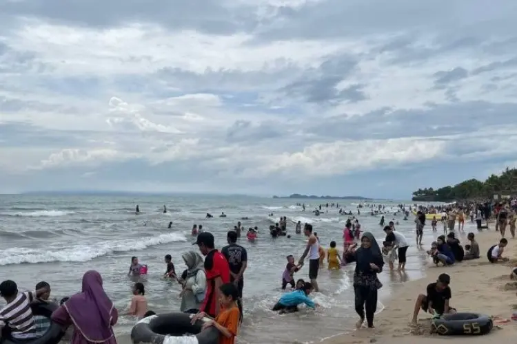 Hari Kedua Lebaran, Pantai Anyer Diserbu Wisatawan