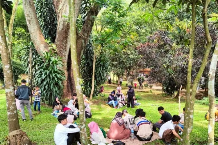 Bandung Zoo Larang Pengunjung Botram di Are Kebun Binatang