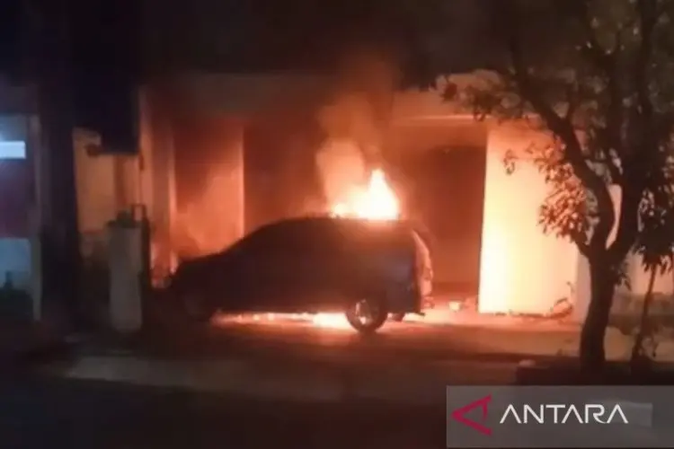 Polisi Sebut Dua Mobil Terbakar di Ruko Diduga Disengaja