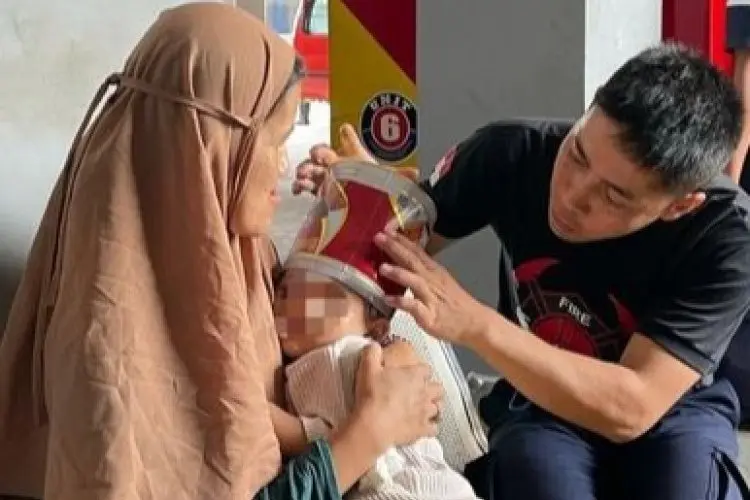Viral! Kepala Balita di Garut Tak Bisa Lepas dari Kaleng Biskuit, Damkar Turun Tangan