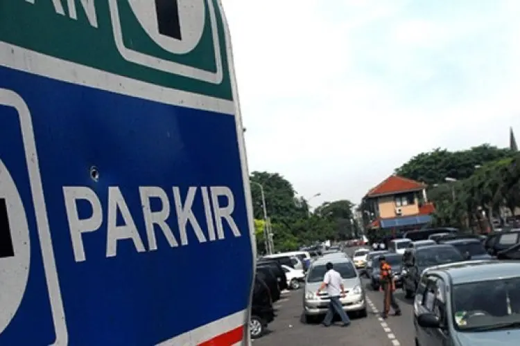 Viral Jukir Liar Tarik Biaya Parkir Rp50 Ribu di Kota Bandung, Pelaku Ditangkap