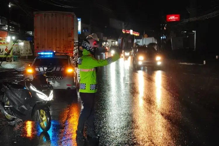 Hingga Dini Hari, Polisi Urai Kepadatan Arus dari Gentong Menuju Garut