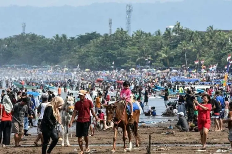 Pangandaran dan Bandung Jadi Primadona Wisata Selama Libur Nataru