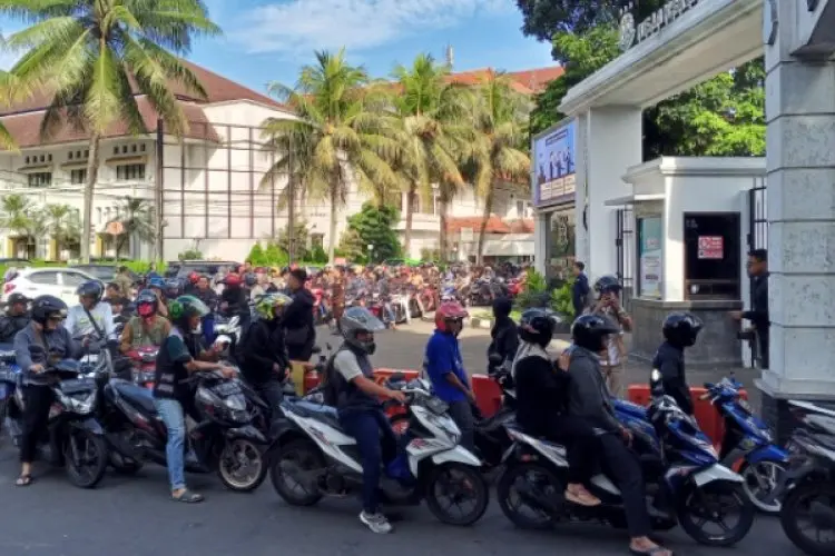 Antusias Program Pemutihan Pajak Kendaraan, Ribuan Masyarakat Rela Antri di Samsat Kota Bogor