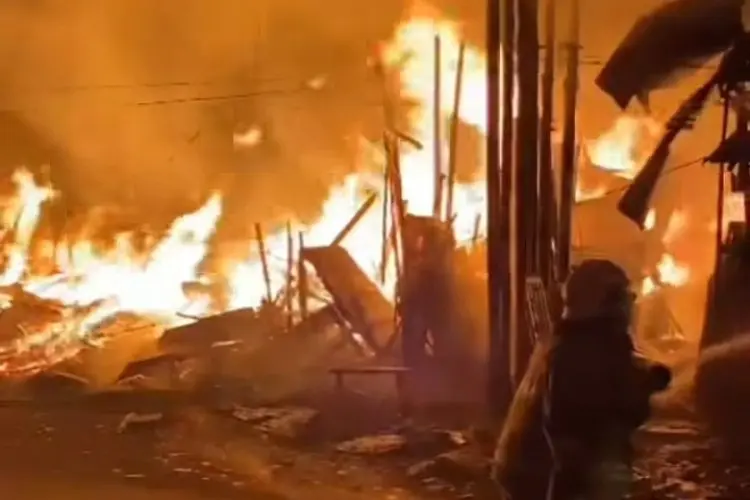 Kebakaran Hanguskan Rumah dan Jongko Kayu di Sukahaji Babakan Ciparay