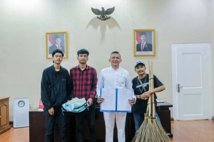 Setelah Terjaring Razia, Tiga Pengamen Mengabdi jadi Petugas Kebersihan