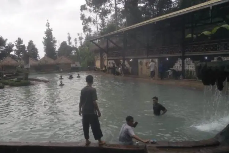 Curug Cipanas Nagrak, Sensasi Berendam Air Panas dengan Kocek Merakyat di KBB