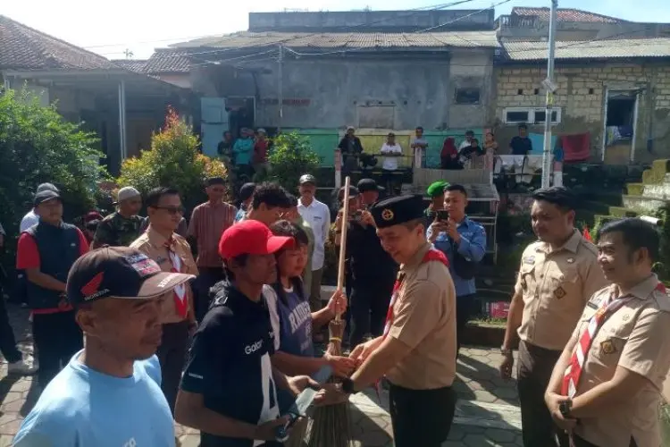 Dedie Buka Pelaksanaan Padat Karya Pembersihan Aliran Sungai Ciliwung dan Cibagolo