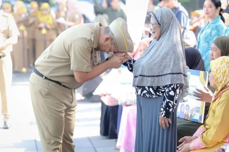Bangkitkan Empati Terhadap Lansia dan Perempuan, Pemkot Bandung Luncurkan Program Bandung Nyaah Ka Indung