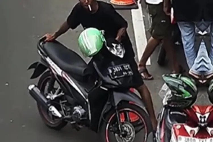 Viral Tukang Parkir Kena Tilang Elektronik Gegara Rapikan Motor Tanpa Helm, Netizen: Kasihan yang Punya Motor!