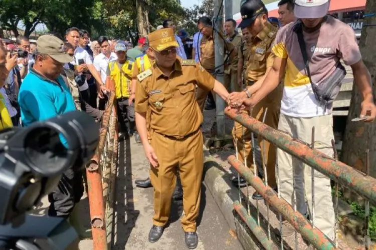 Lapuk Dimakan Usia, Erwan Setiawan dan Pemkot Cimahi Revitalisasi Pagar-pagar di Trotoar Pasar Antri Baru