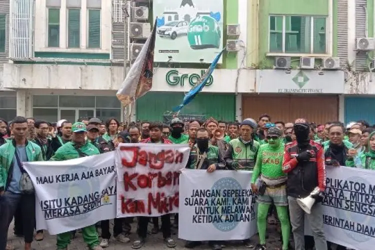 Aliansi Ojol Cirebon Bersatu Tantang Dedi Mulyadi untuk Bikin Perda Kesejahteraan Driver Online di Jabar