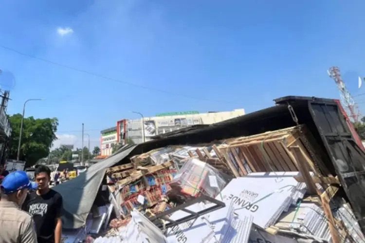 Truk Bermuatan Keramik Terguling di Simpang Pasir Koja Bandung