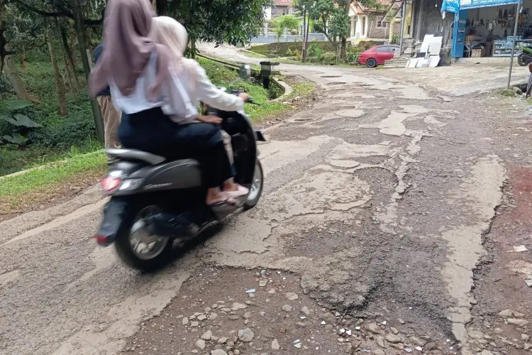 Warga Kecamatan Greged Cirebon Kecewa, Jalan Rusak Tak Kunjung Diperbaiki