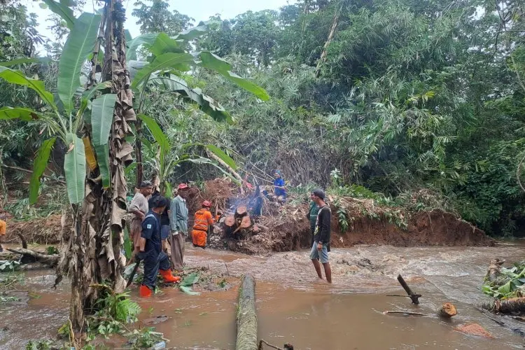 27 Warga Gang Makam Harus Mengungsi Akibat Longsor