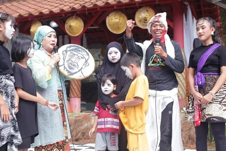 Sambil Berteater, Halimah Munawir dan Budayawan Bogor Undang Dedi Mulyadi Mampir ke Rumah Budaya HMA