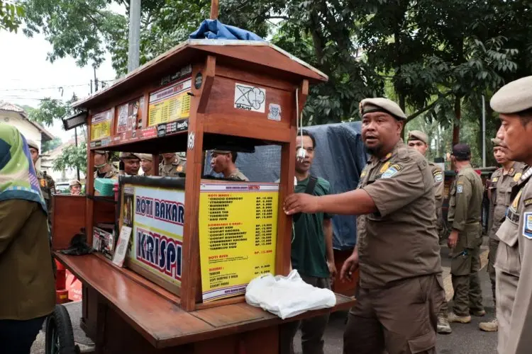 Sejumlah PKL di Kawasan GOR Saparua Ditertibkan Satpol PP