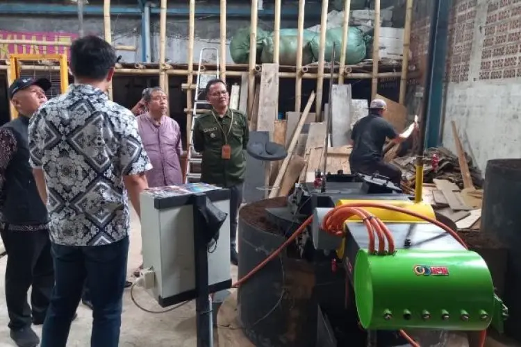 Jadi Solusi Energi Murah, Dua Warga Melong Cimahi Ciptakan Bahan Bakar Petasol dari Sampah Kresek