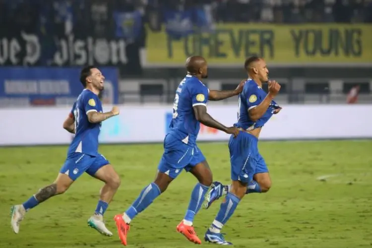 Persib Bandung Akhiri Musim Liga 1 2024/2025 dengan Kemenangan Dramatis 3-2 atas Persis Solo di GBLA
