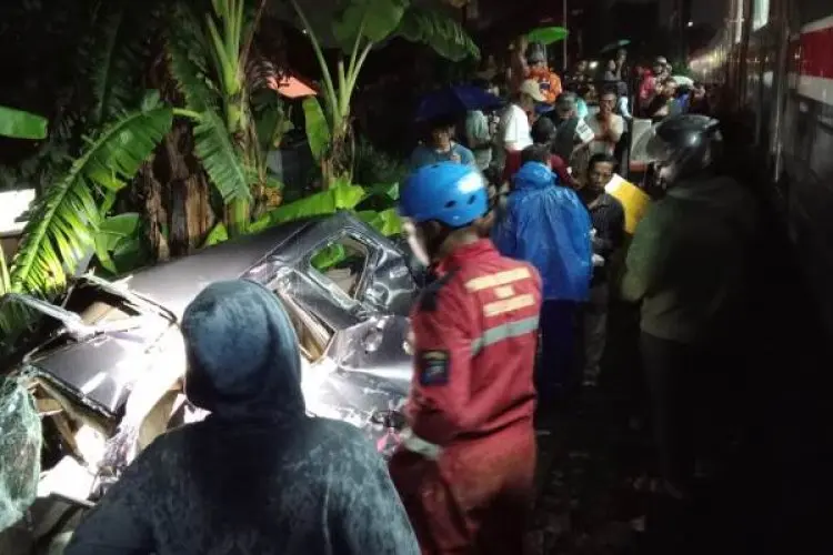 Begini Kesaksian Penumpang KRL Menabrak Mobil di Kebon Pedes, Kereta Anjlok dan Penumpang Panik