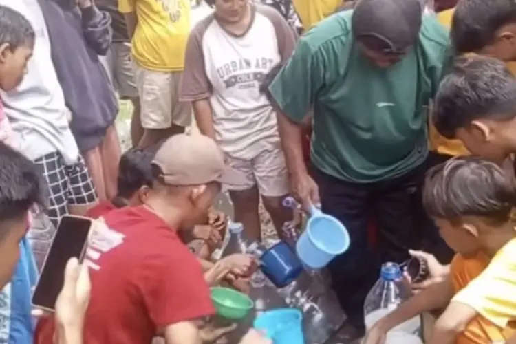 Heboh Warga Serbu 'Air Berkah' di Pekalongan, Ternyata Cuma Pipa PDAM Bocor