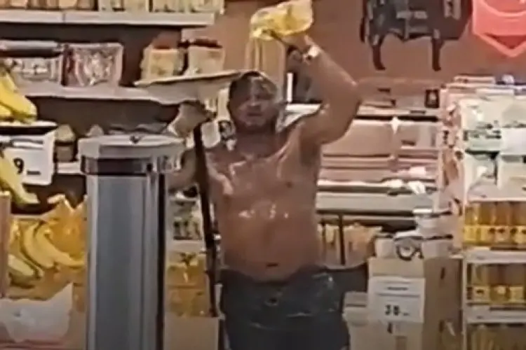 Viral! WNA Ngamuk di Supermarket Kalibata City hingga Mandi dan Minum Minyak Goreng
