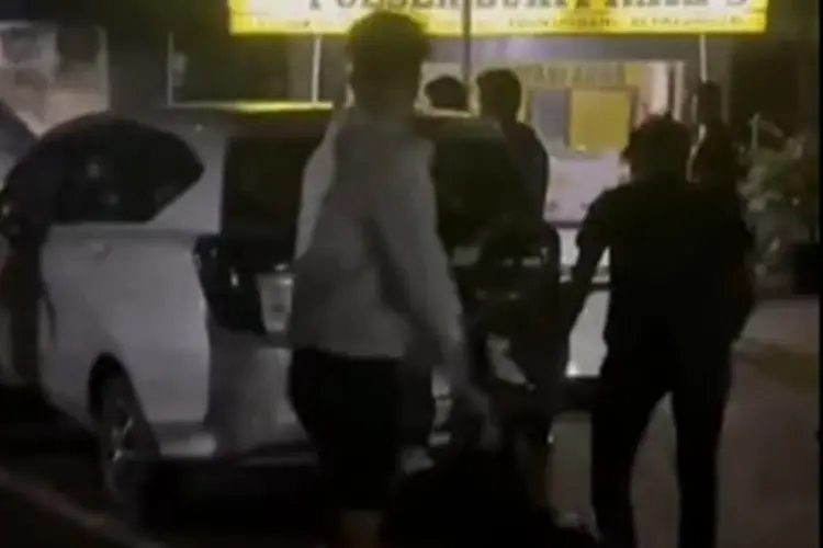 Videonya Viral, Empat Debt Collector yang Keroyok Wanita di Polsek Bukit Raya Ditangkap