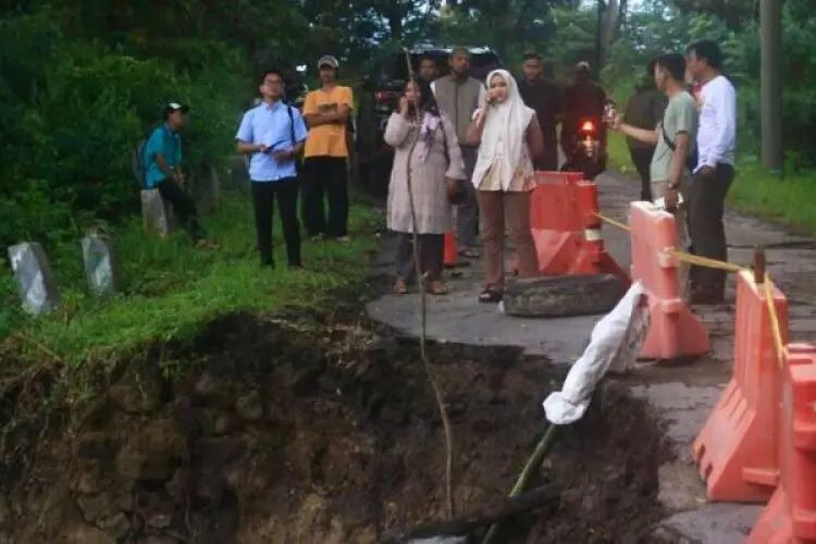 Ketua DPRD Kabupaten Cirebon Tinjau Jalan Lonsor