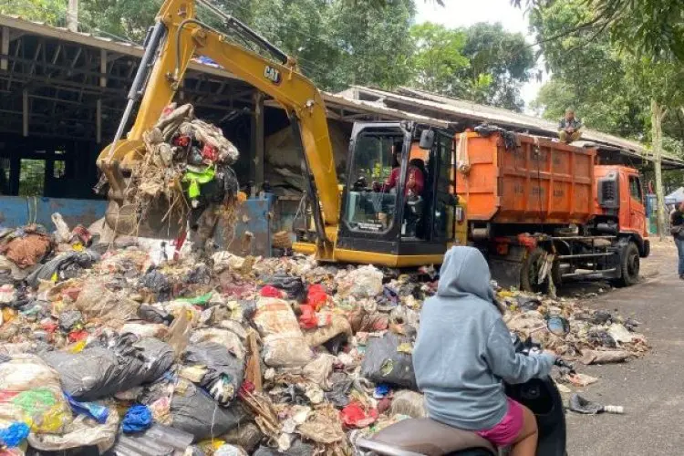 544 Ton Sampah Hasil Masa Clean Up Diangkut ke TPA Sarimukti, DLH Cimahi Akui Masih ada Tumpukan Sampah Liar di Sejumlah Titik