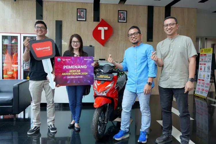Beli Nomor Cantik Telkomsel di BEC, Ibu Rumah Tangga di Bandung Menangkan Hadiah Utama Sepeda Motor