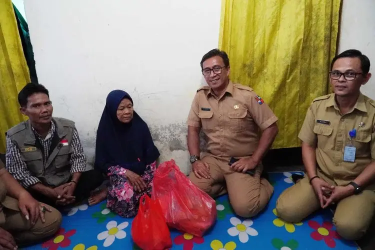 Pj Sekda Salurkan Bantuan Program Nyaah Ka Indung di Kelurahan Cikaret