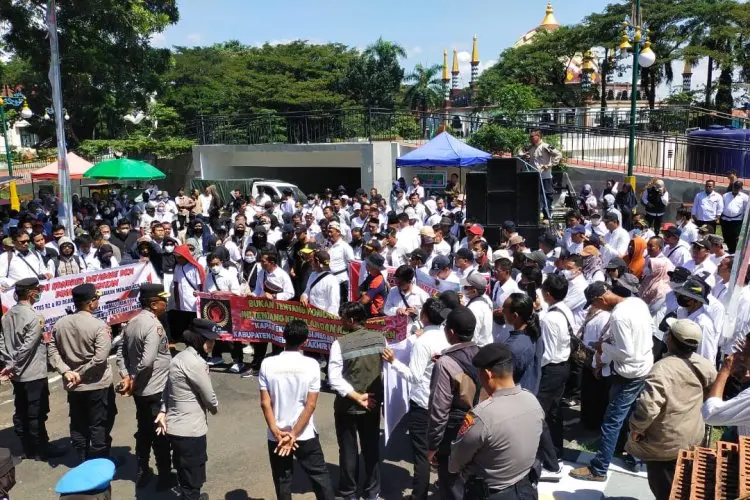 Ratusan Honorer Pemkab Cirebon Duduki Gedung Dewan, Tanyakan Kejelasan Status