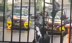 Viral di Medsos, Mobil Polisi Dirusak Massa Saat Aksi May Day di Bandung