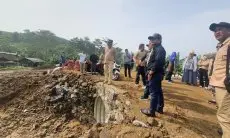 Tinjau Kondisi Jembatan Cigintung yang Terdampak Banjir, Komisi III DPRD KBB Temukan Fakta ini