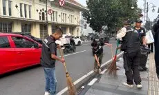 DLH Kerahkan Armada Penuh Bersihkan Kota Bandung Seusai Perayaan Persib