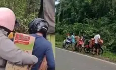 Bukannya Ditolong, Warga Sibuk Jarah Mi Instan dalam Truk yang Terperosok di Sumsel